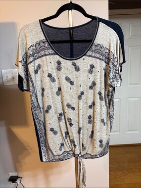 Women's Tie-Hem Pineapple Print Short Sleeve Tee - Navy & Heather Gray